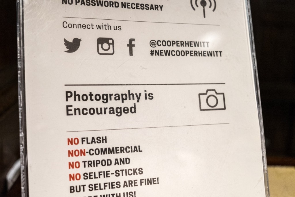 Ingen selfie-stænger tak, men gerne selfies lyder beskeden på Cooper Hewitt designmuseet i Washington D.C.