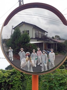 Kunstnere og kuratorer i arbejdstøjet ved Fukushima-værket.  