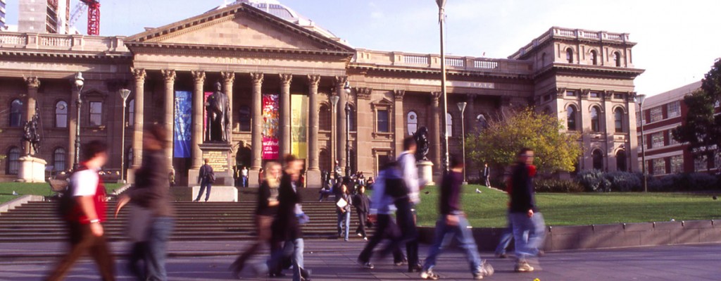 Den fornemme indgang fra Swanston Street til State Library of Victoria.